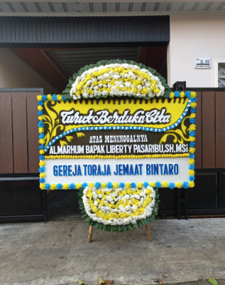 Papan Bunga Duka di Moyo Utara